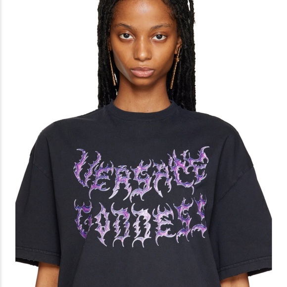 New in Box Versace Gold
Greca Asymmetric
Earrings - Picture 4 of 10